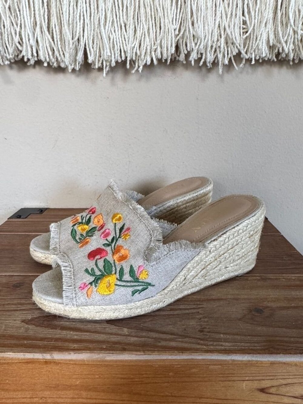 Ralph Lauren Carlynda Beige Embroidered Floral Open Toe Espadrille Wedge Size 6